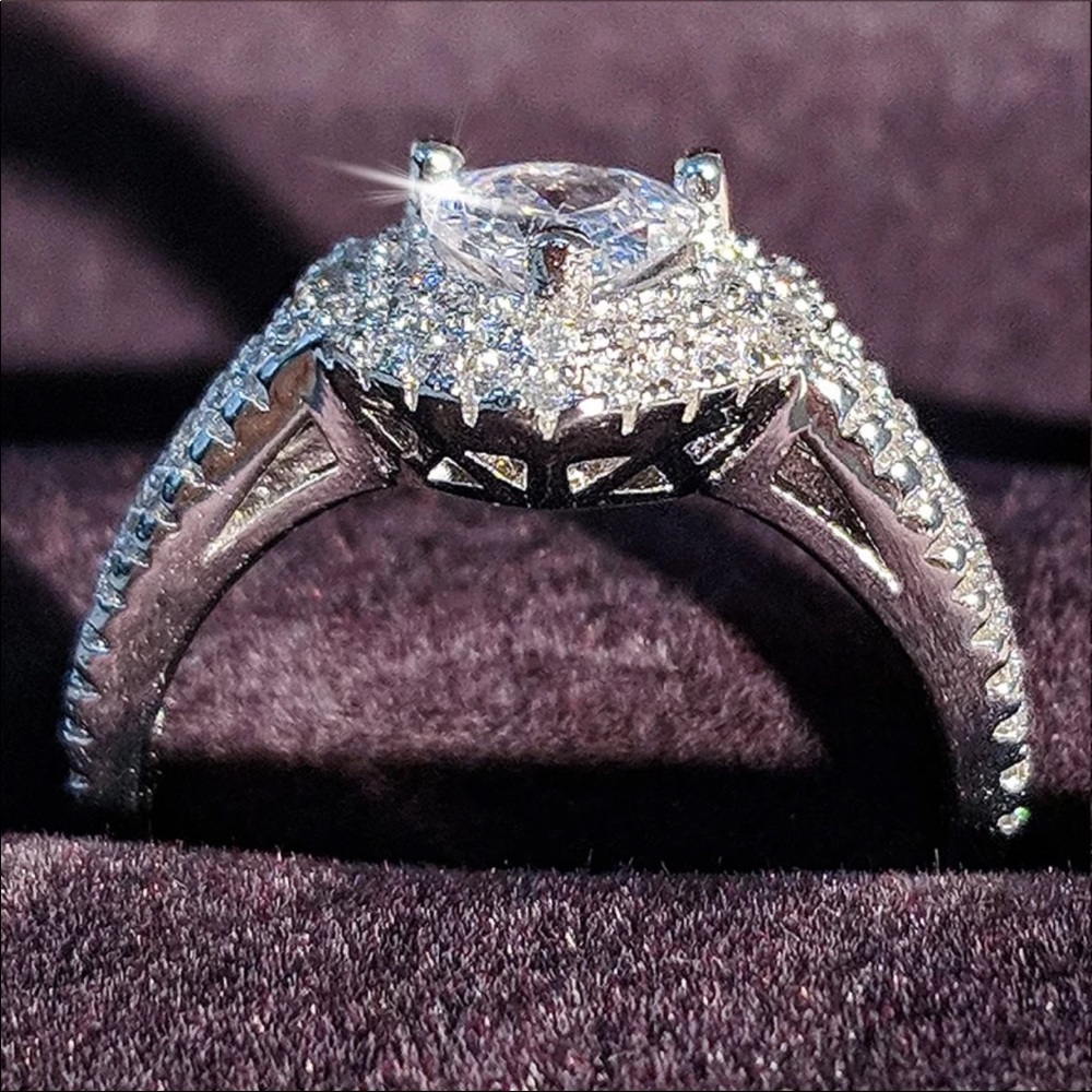 New Women’s Luxury Heart Diamond Ring - Picture 4 of 5